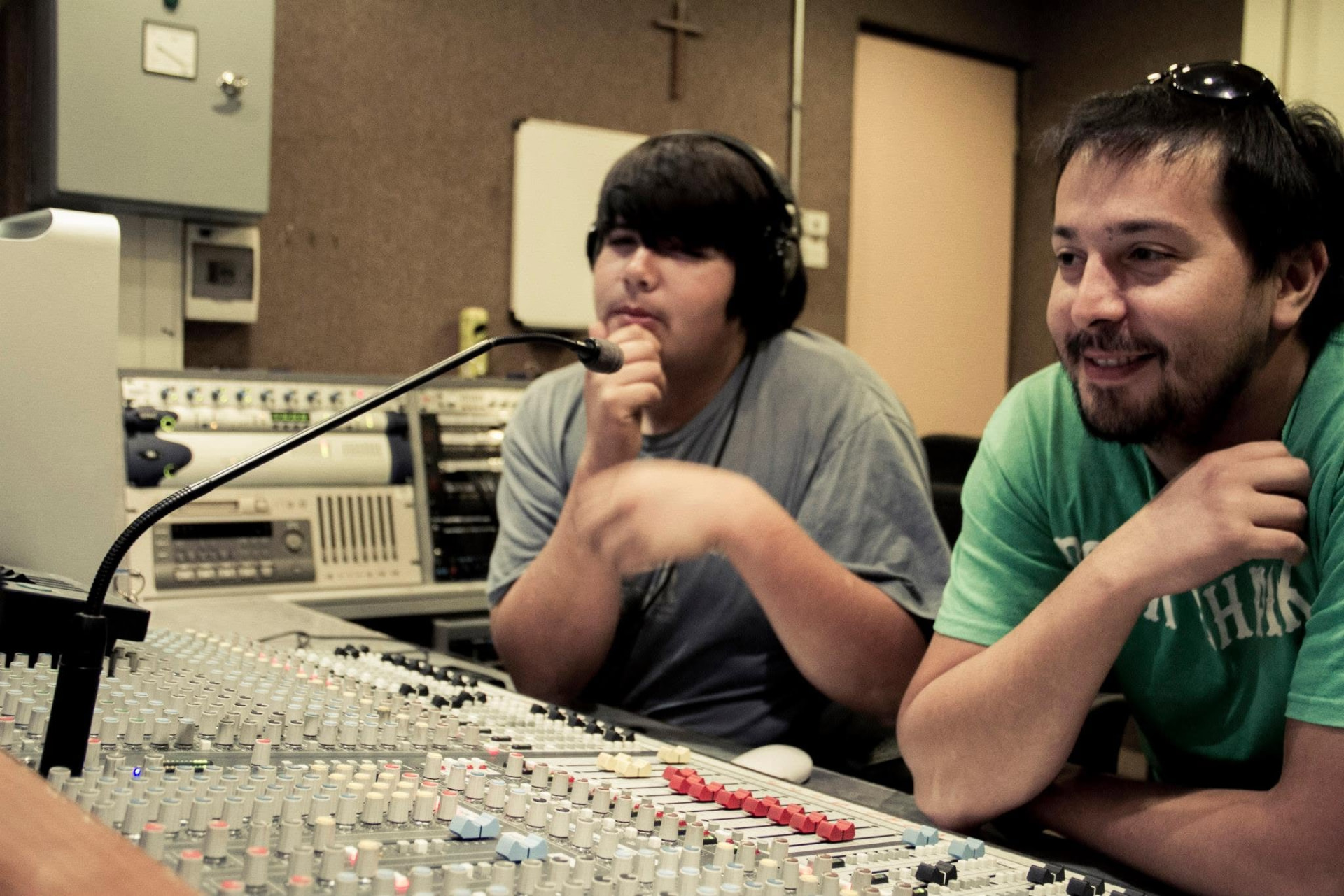 Sesión de post producción de audio y mezcla en consola de estudio