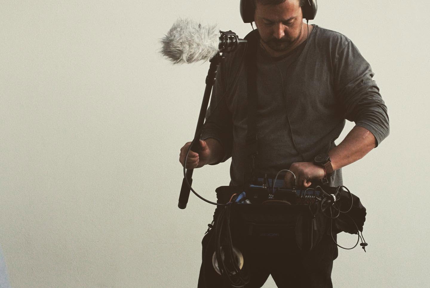 Felipe Fernández, ingeniero de sonido, con boom, bolso de sonido y grabador multipista en set de rodaje