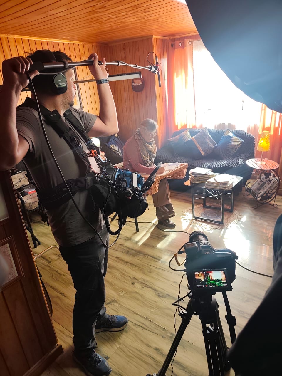 Grabación de sonido directo con boom en rodaje documental dentro de una casa