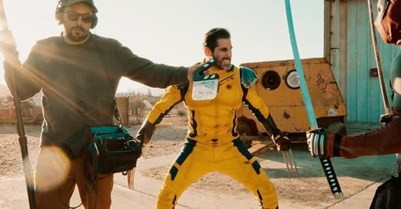 Set de ficción — personaje en traje amarillo