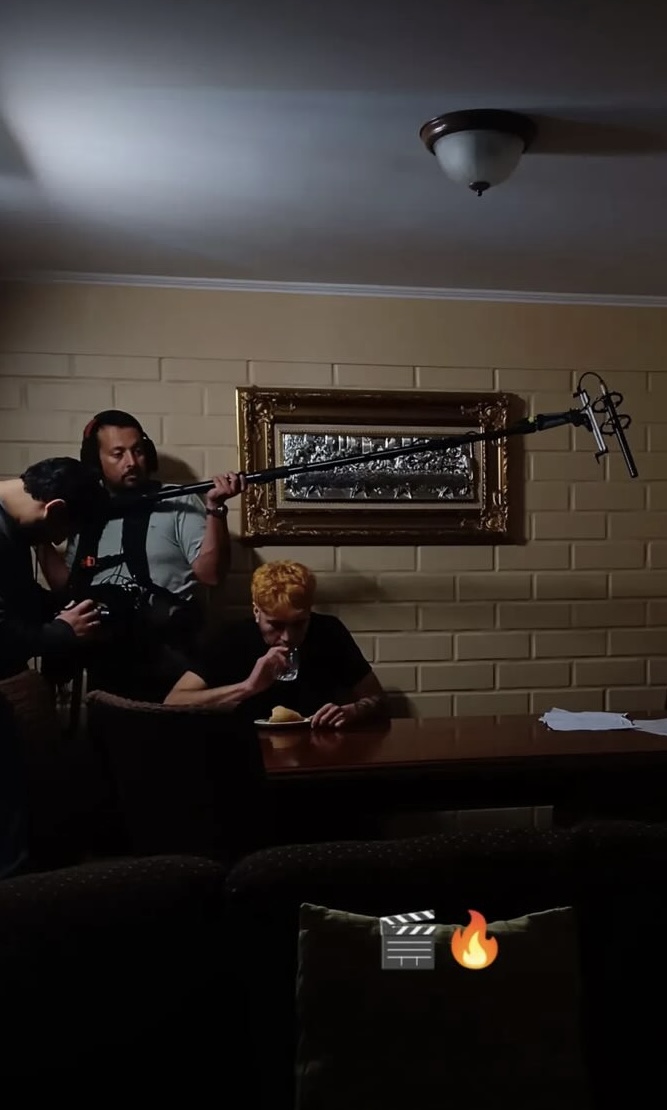 Boom en interior nocturno — escena íntima